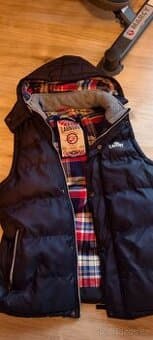 Vesta s kapucí černá