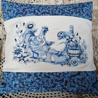 VYŠÍVANÝ POLŠTÁŘEK - FARMA - SLEPIČKA + KOHOUT