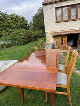 Jidelni stůl se židlemi