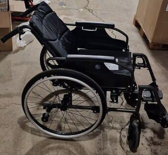 Invalidní vozík s polohovacími zády. Zánovní