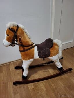 Dřevěný houpací kůň