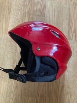 lyžařská helma černá a červená