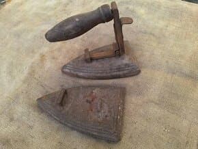 Starožitná litinová žehlička se dvěma želízky