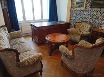 Krásný starožitný nábytek