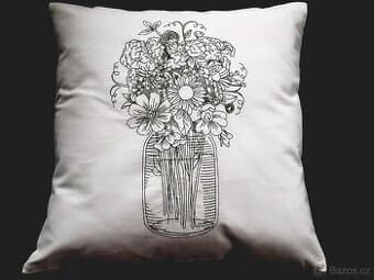 VYŠÍVANÝ POLŠTÁŘEK - OLIVOVĚ ZELENÁ - LUČNÍ KVÍTÍ