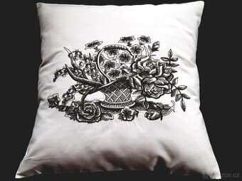 VYŠÍVANÝ POVLAK NA POLŠTÁŘEK