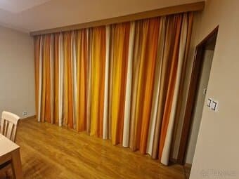 Stínící závěsy na okna.