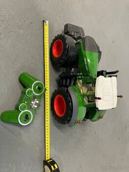 Traktor na dálkové ovládání