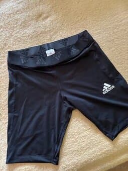 Adidas šortky.