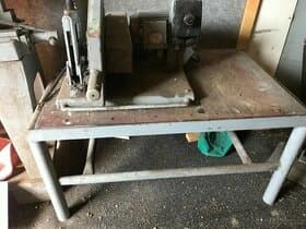 Stolní rozbušovačka na řezání