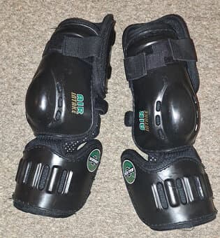 Hokejové chrániče loktů