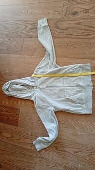 divci sediva mikina s kaminky