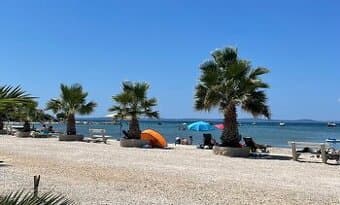 CHORVÁTSKO, skvelá dovolenka pri pláži s PIESOM V MORI