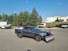 Toyota Hilux + radlice + sypač