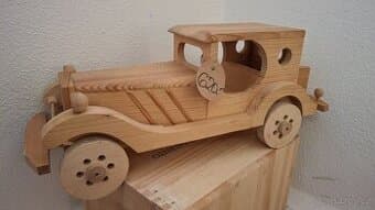 Dřevěné ručně vyrobené auto