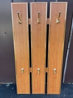 Věšáková stěna/věšák se zlatým rámečkem