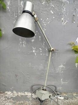 Stará kovová lampička
