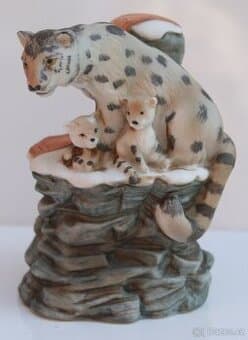 Porcelánová miniaturní karafa SKI COUNTRY Snow Leopard