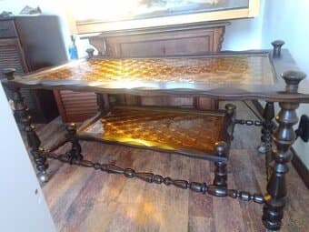 Dřevěný konferenční stůl