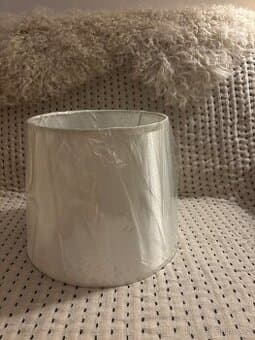 Bílý saténový klobouk na lampu