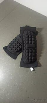 Chrániče na házenou na lokty, dobrý stav