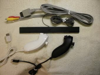 Nintendo Wii - Příslušenství - 2 x nunchuk + 1 x AV kabel...