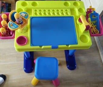 Hrací plastový stůl s židličkou