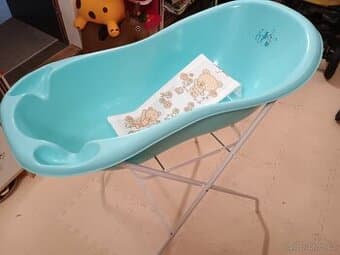 Dětská plastová vana vanička s kovovým stojanem podstavcem a