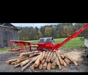 Mobilní štípání palivového dřeva.