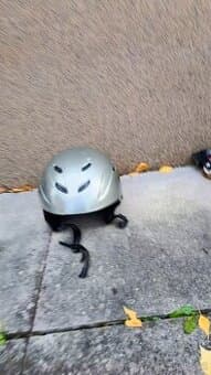 Prodám lyžařskou helmu UVEX