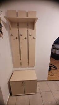 Věšák se skříňkou