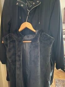 Černý kabát -bunda s kapucí