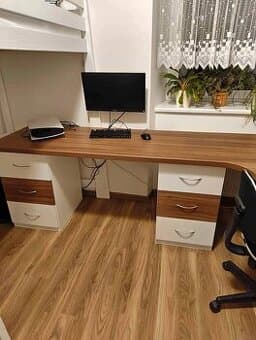 Psací a pracovní stůl