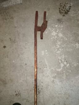 Spodní závěs zetor 4011