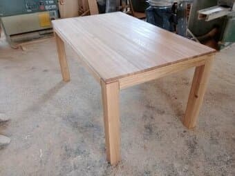 Jídelní stůl dub masiv