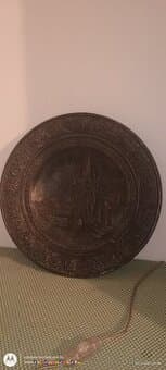 Litinová plastika o průměru 30 cm vizualizace Prašné brány