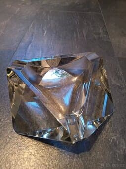 Popelník třístranný mosr