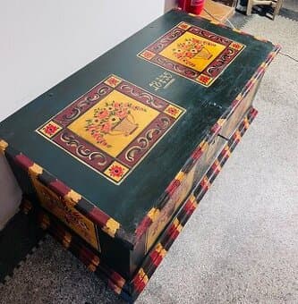 Starožitná malovaná truhla