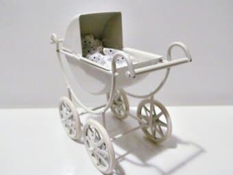 Malý  kovový kočárek, mini panenky.Starý viktoriánský styl.