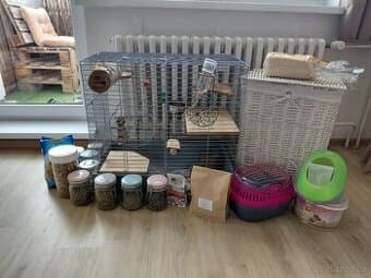 Klec s kompletním vybavením