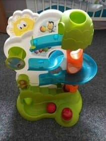 Prodám kuličkovou dráhu vč. 3 kuliček (vystřelovací, hraje)