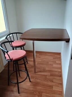 Stůl + 2 x židle + rychlovarná konvice + topinkovač