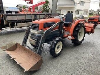 Malotraktor s čelním nakladačem