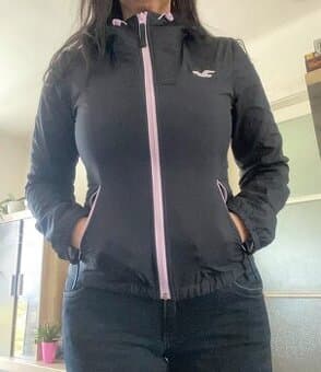 KRÁSNÁ BUNDA HOLLISTER