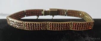 Stříbrný článkový náramek s českým granátem.