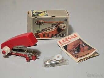 Retro šicí strojek PULSAR
