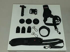 Drobné příslušenství k focení - popruhy, krytky, karabiny