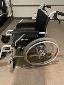 Invalidní vozík DRIVE  velikost 50 - pěkný vozík 100% stav