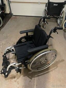Invalidní vozík BREEZY  velikost 40 - pěkný vozík 100% stav