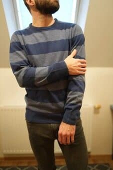 Modrý tenký svetr s pruhy